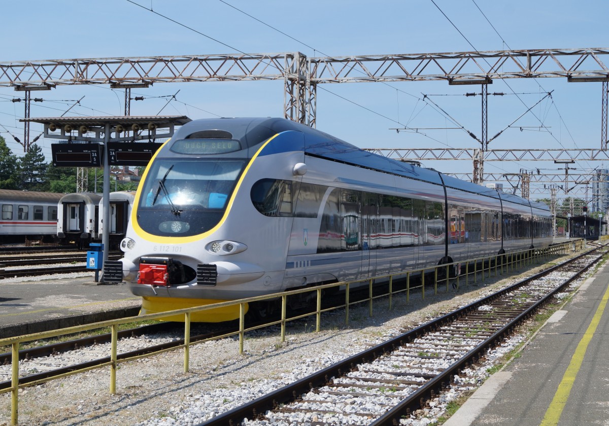 Der Zug nach Dugo Selo verlässt den Bahnhof Zagreb Gl.k., am 01.06.2015