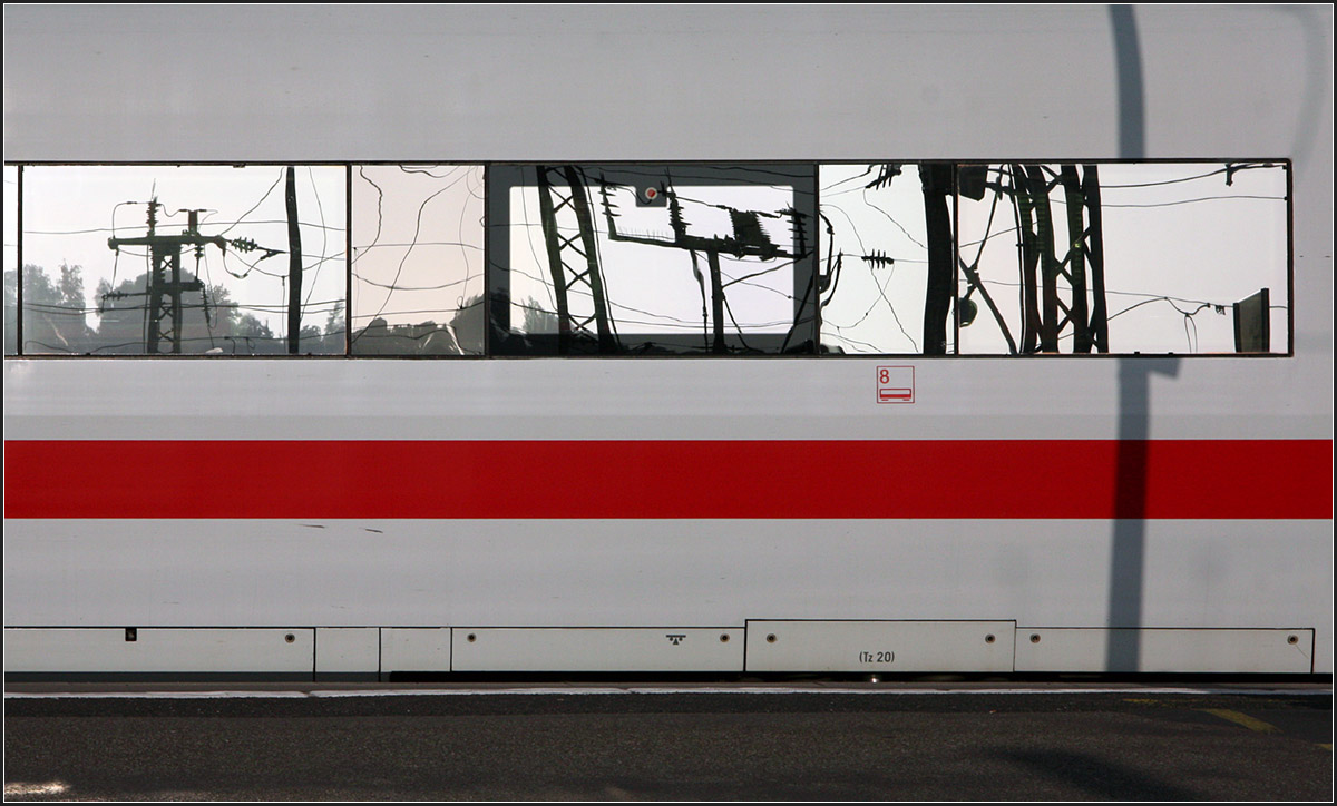 Der Zug und seine Energiezufuhr -

ICE im Stuttgarter Hauptbahnhof.

02.10.2014 (M)