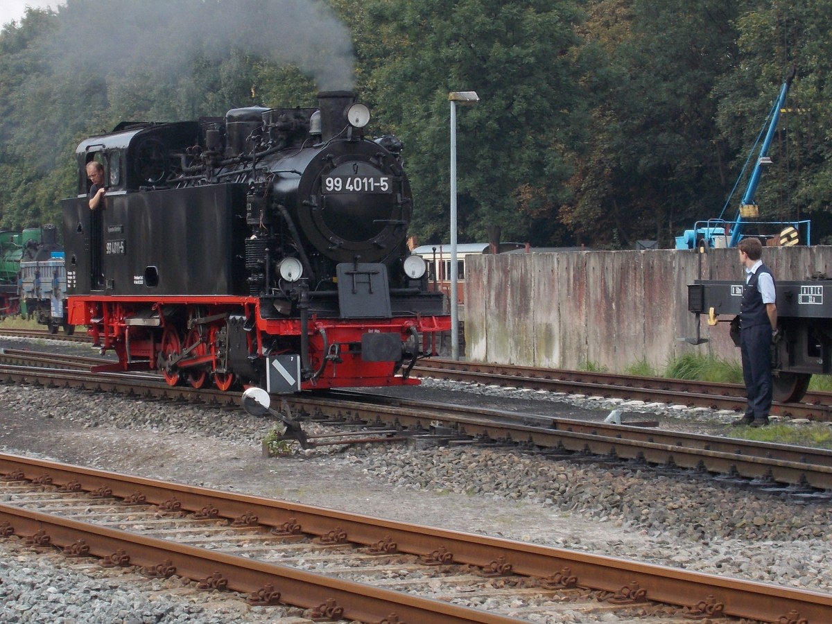 Der Zugführer wartete,am 07.September 2014,in Putbus bis die 99 4011 die Weiche passiert hatte um diese wieder in Grundstellung zurück zulegen.