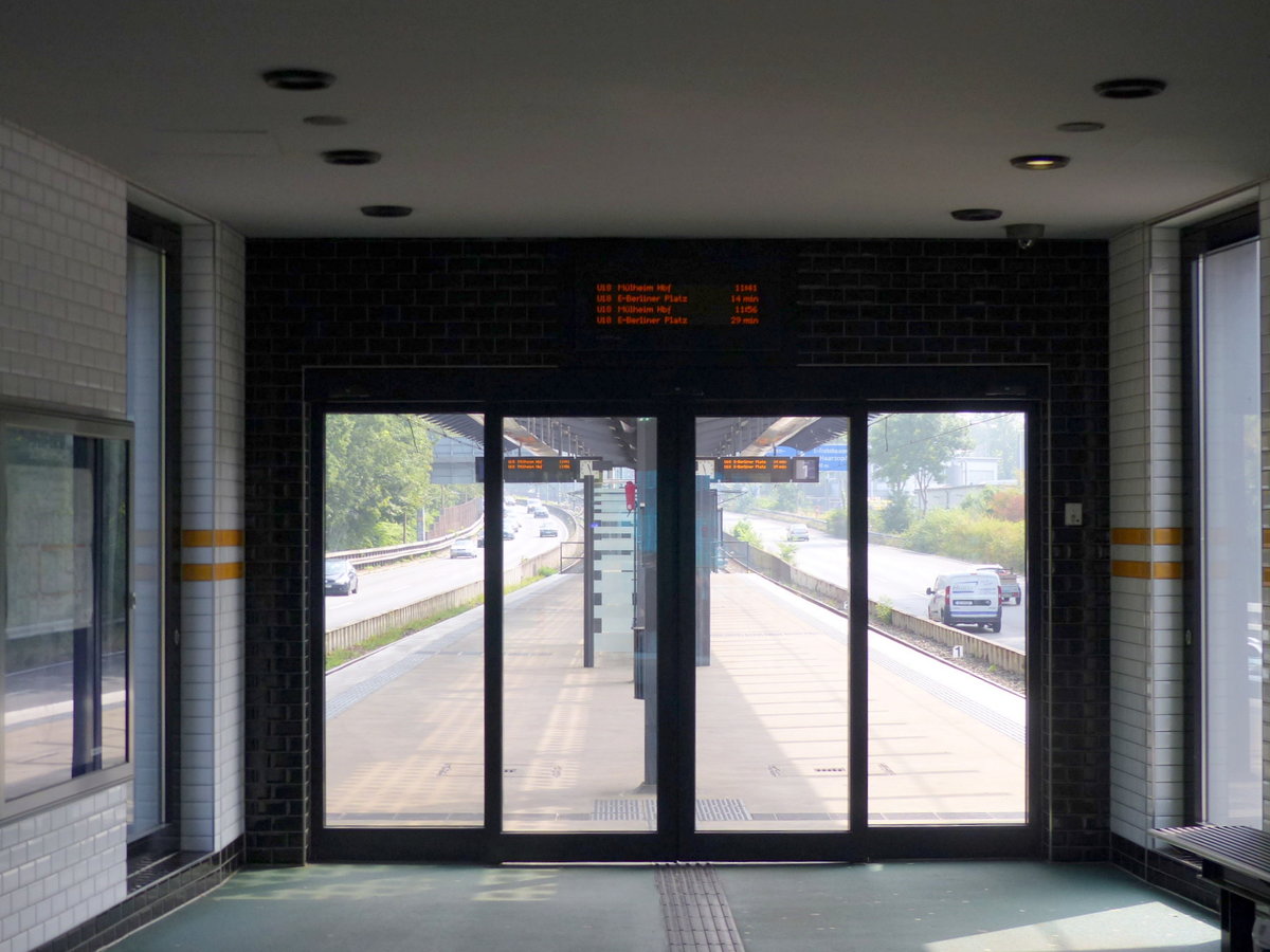 Der Zuggang zu den Bahnsteigen der Haltestelle Rhein-Ruhr-Zentrum in Mülheim (Ruhr), die zwischen den Richtungsfahrbahnen der A40 liegt, am 15.08.2020 .