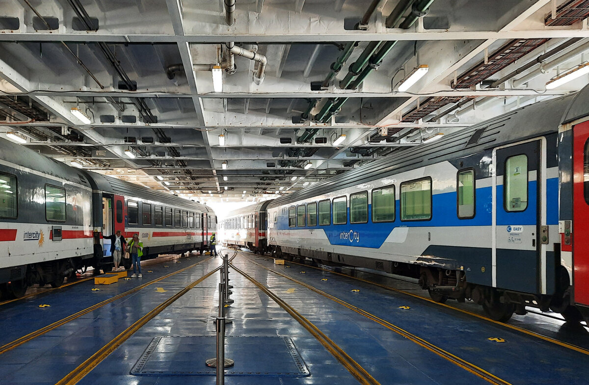 Der Zugteil des IC 728 von Siracusa nach Roma T. ist in Messina bereits auf die Fähre für die Fahrt nach Villa S.G. verladen (links), der zweite von Palermo rollt im Schritttempo auf dem rechten Gleis an seinen Platz. Messina, 2.5.2026