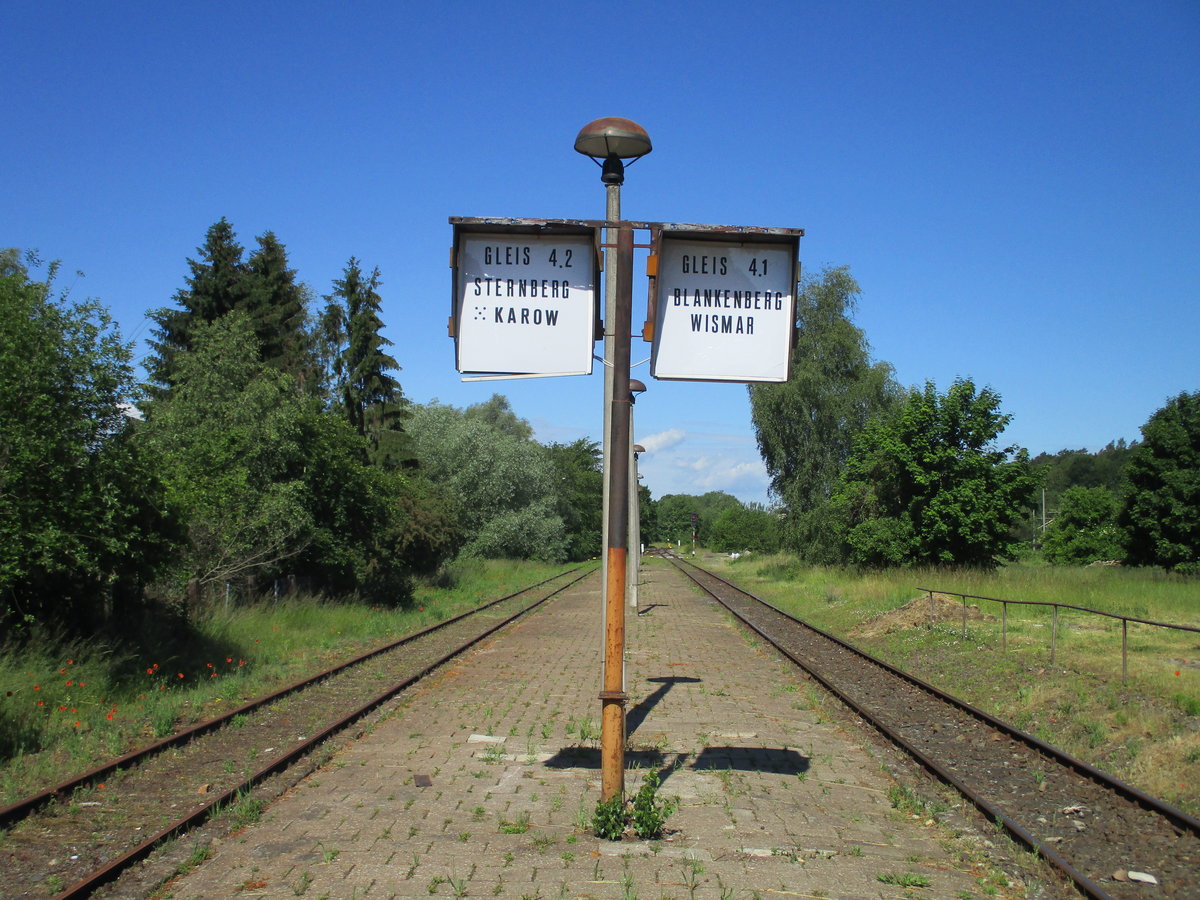Der Zugzielanzeiger in Blankenberg zeigt noch die Züge an,wohin es einmal von hier aus ging.Aufgenommen am 07.Juni 2020.