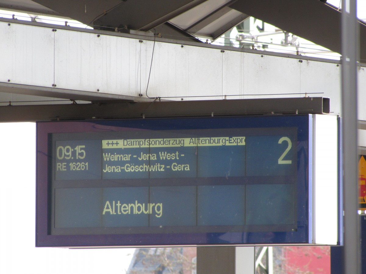 Der Zugzielanzeiger des RE 16261  Altenburg-Express  von Eisenach nach Altenburg, am 25.04.2015 in Erfurt Hbf.
