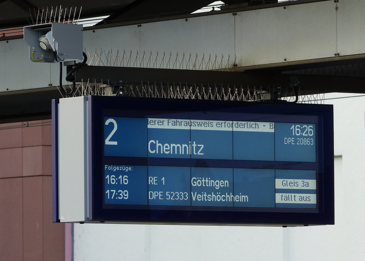 Der Zugzielanzeiger für den  Classic-Courier  DPE 20863 nach Chemnitz Hbf, am 02.12.2017 in Erfurt Hbf.
