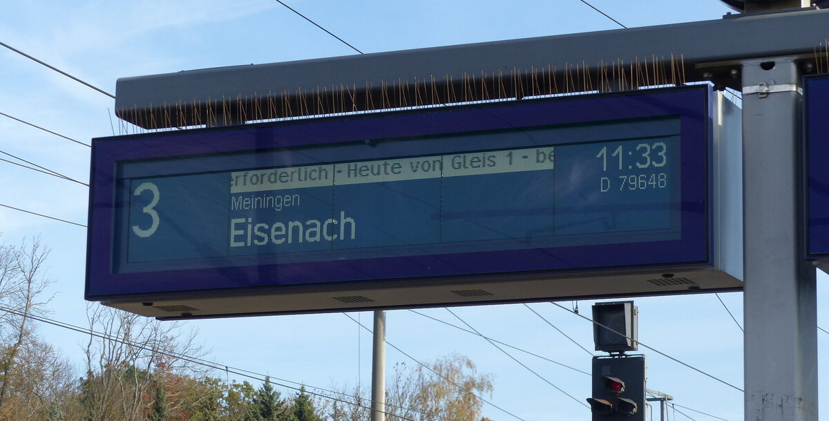 Der Zugzielanzeiger für den D 79648 nach Eisenach, am 30.10.2021 in Neudietendorf.
Der Nostalgiezugreisen Sonderzug kam zuvor als D 349 aus Hamburg-Harburg.