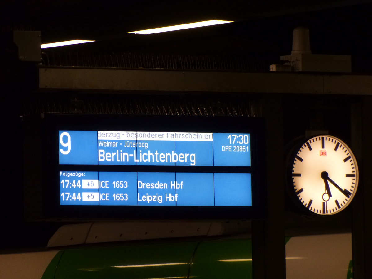 Der Zugzielanzeiger für den DPE 20861 von Eisenach nach Berlin-Lichtenberg, am 09.12.2017 in Erfurt Hbf.