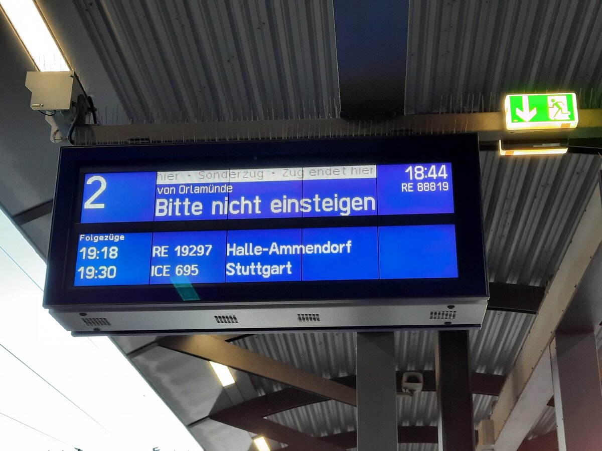 Der Zugzielanzeiger der mobilen Messe von RailAdventure, die am 30.09.2021 als RE 88819 aus Orlamünde Erfurt Hbf auf Gleis 2 erreichte und einige Zeit später als RE 19297 weiter nach Halle-Ammendorf verkehrte.
