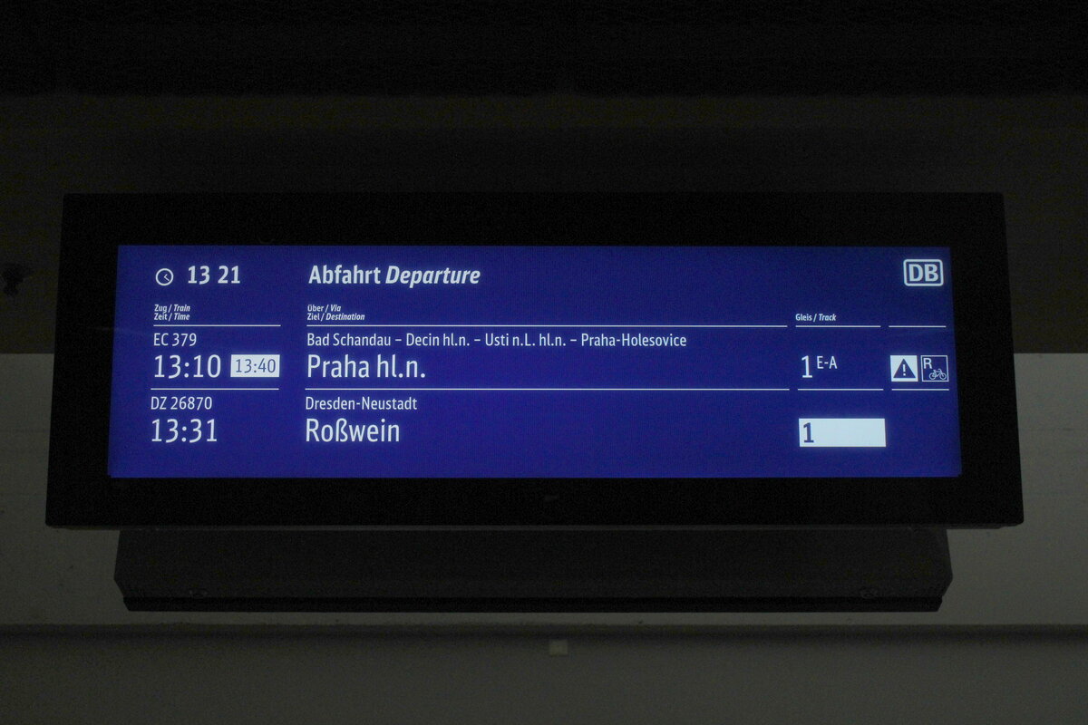 Der Zugzielanzeiger in der Unterführung für den Bahnsteig 1, am 14.04.2023 in Dresden Hbf.