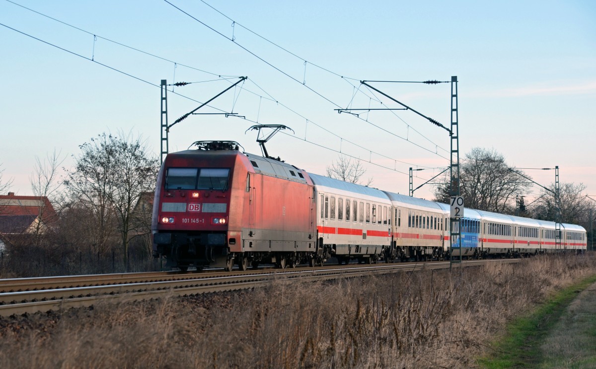 Der zuletzt gebauten Lok der BR 101 oblag am 11.01.14 die Bespannung des IC 2440 von Dresden nach Köln, fotografiert bei der Durchfahrt in Zeithain. Im Zugverband war auch der IC-Werbewagen eingereiht.