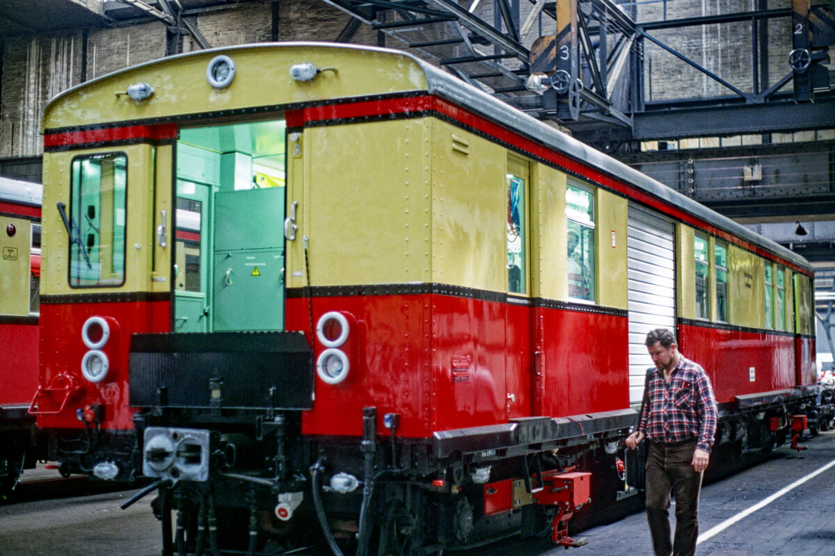 Der zum Gerätewagen umgebaute ex 475 130 am 06.08.1994 mit seiner neuen Nummer 478 022 im Raw.Berlin-Schöneweide. Der Tw. erhielt am zweiten Wagenende einen Hilfsführerstand und zusätzlich zur regulären Scharfenbergkupplung auch normale Puffer.