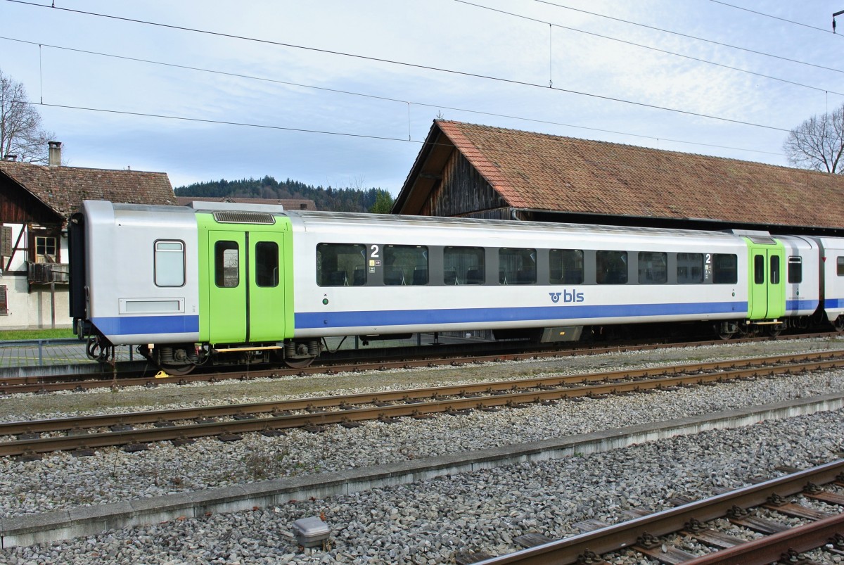 Der zurzeit nicht mehr bentigte RBDe 566 I Zwischenwagen B 50 85 29-35 503-6 abgestellt in Ltzelflh-Goldbach, 13.12.2014.