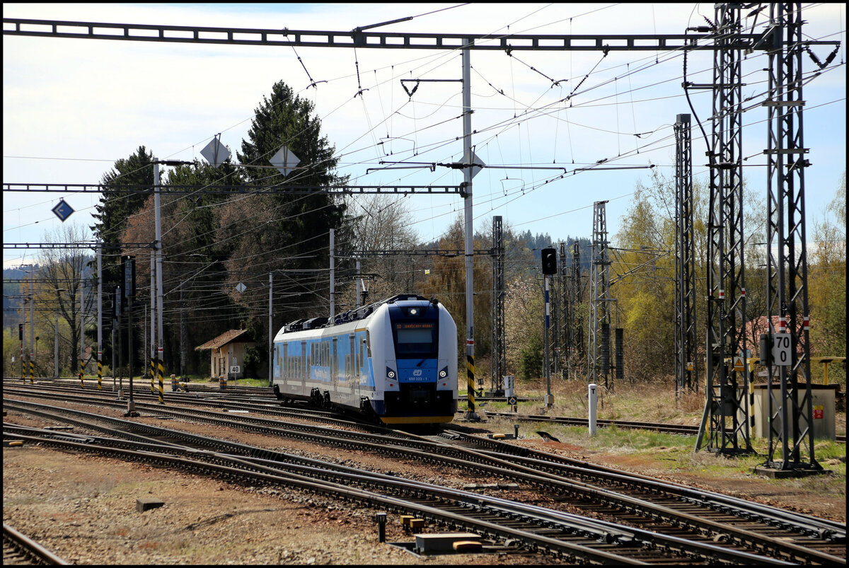 Der zuvor aus Lipno nad Vltavou gekommene ET 650223-1 hat hier im Bahnhof Rybnik Kopf gemacht und fährt nun um 12.05 Uhr weiter über die Hauptstrecke nach Ceske Budejovice.