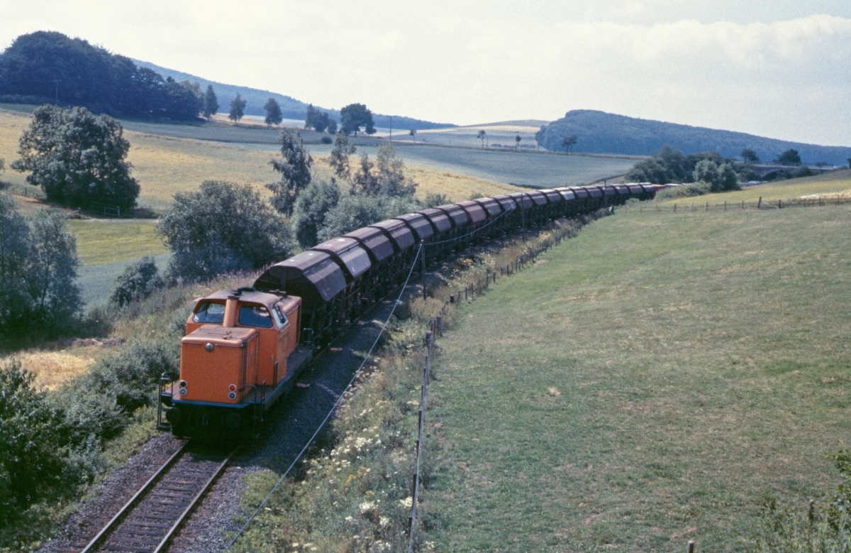Der zuvor gezeigte Güterzug wurde von V 32 nachgeschoben (14.7.1986). Nach der  Wende  verlor die Hersfelder Kreisbahn in kurzer Zeit ihre Funktion als  Rückfallebene  für den Kaliverkehr aus dem Revier um Heringen/Werra, um ggf. das Territorium der DDR umgehen zu können.  