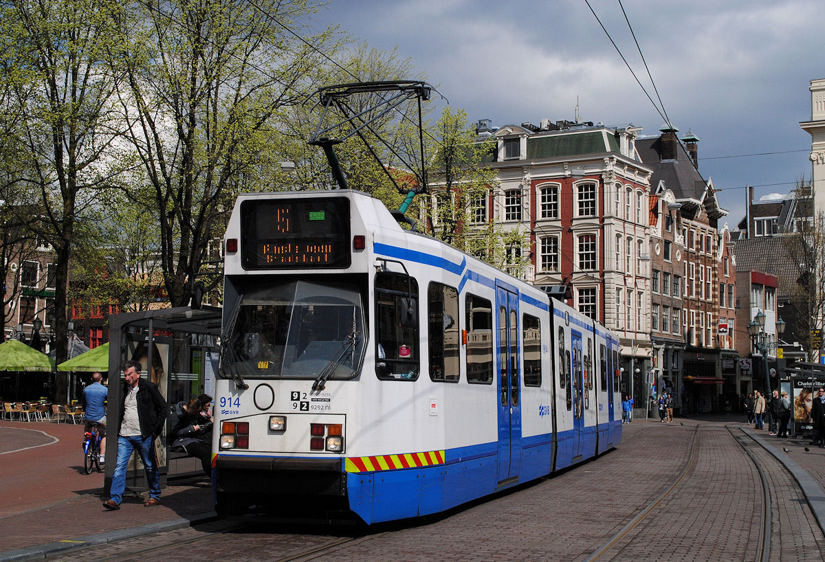 Der Zweirichtungstriebwagen 914 wartet am Leidseplein als Linie 5 auf die Abfahrt nach Amstelveen Stadshard. (12.04.2016)