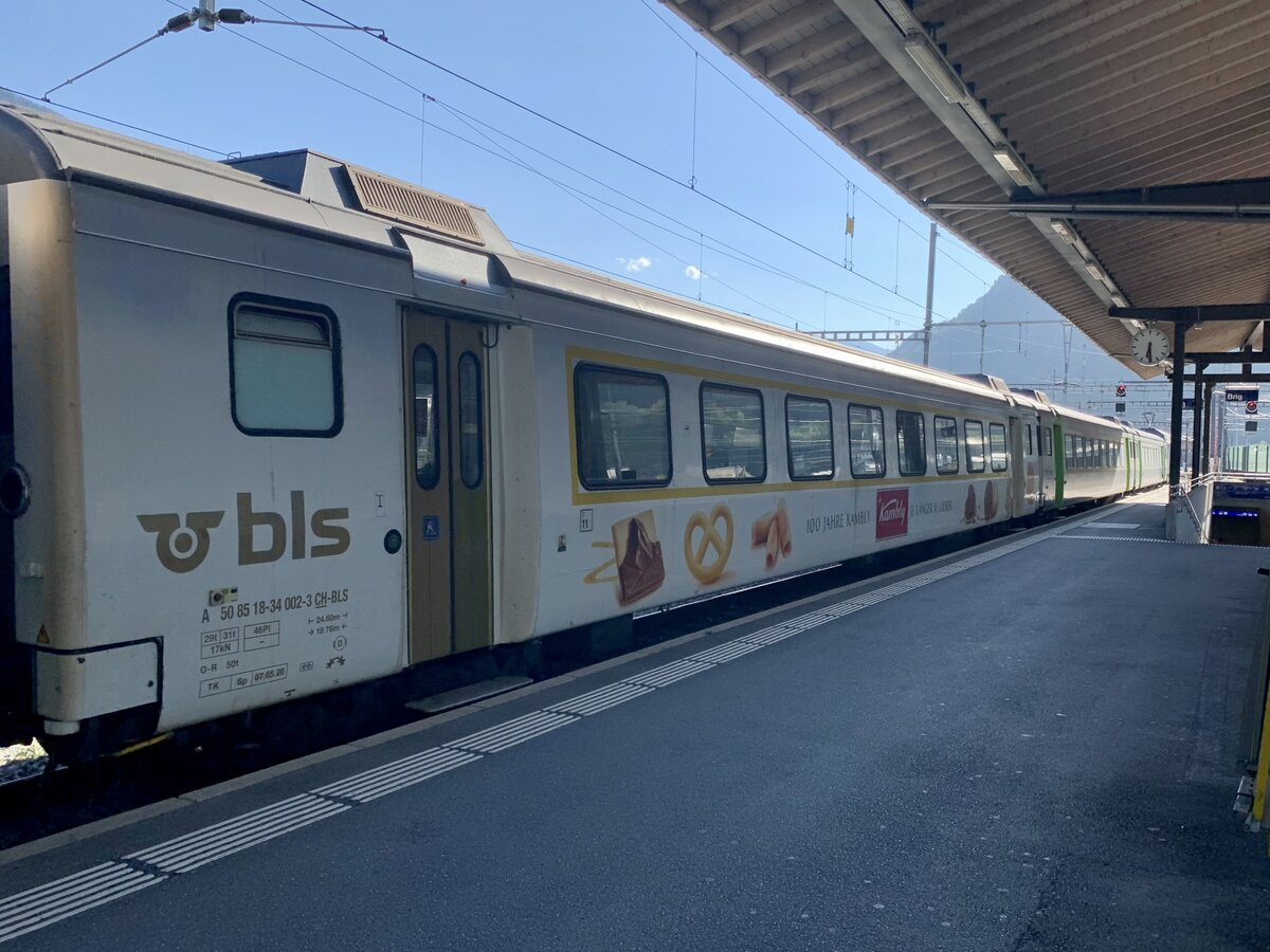 Der zweit letzte Kambly Wagen A 50 85 18-34 002-3 im Extrazug von Domo, am 20.7.21 im Bahnhof Brig.