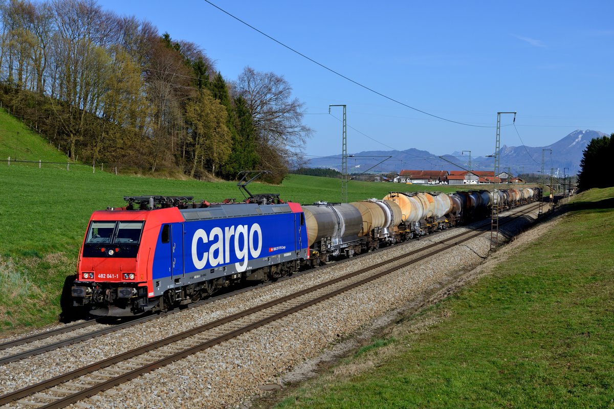 Der zweite Kreideschlammzug des Tages wurde von der SBB Cargo 482 041 befördert. Fahrtziel war Plattling. Aufgenommen wurde der Ganzzug bei Straß am 30. März 2014.