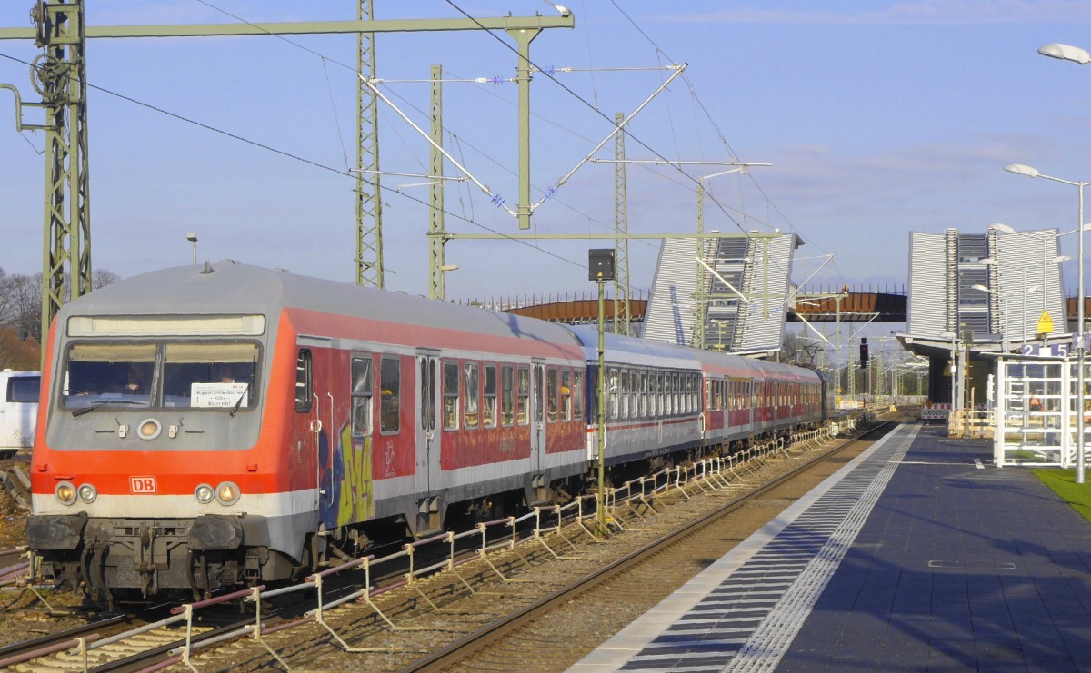 Der zweite NX-Ersatzzug auf der RB 48 ist bis auf einen Wagen in DB-Rot gehalten. Die Wagen sind nur provisorisch mit National Express beschriftet und tragen das Halterkürzel D-TRAIN. Geschoben bzw. gezogen wird der Zug von MRCE-182 534, die, wie die 530, bis vor kurzem vor dem HKX zu finden war (Opladen, 14.12.15).