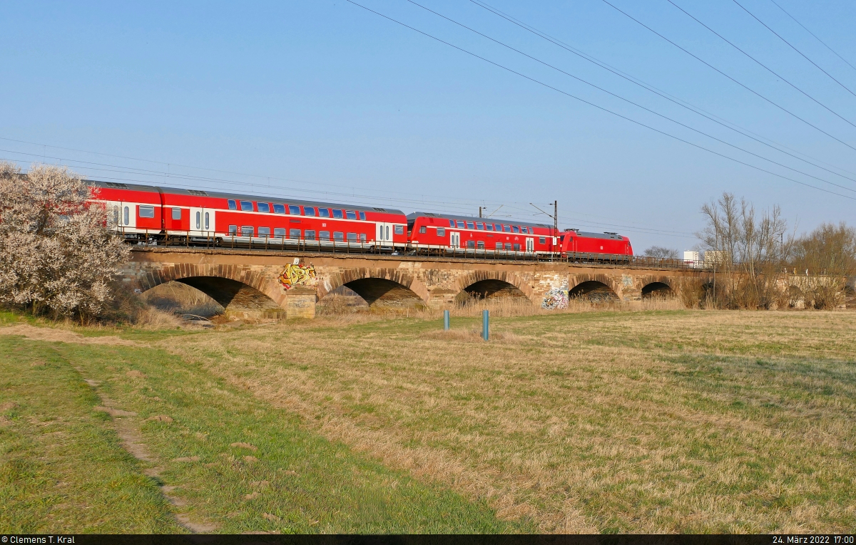 Der zweite Teil des PbZ (siehe Bild davor), bestehend aus einem Doppelstockwagen der 2. Klasse mit Hocheinstieg und der Bezeichnung  DBpza <sup>753.0</sup>  (50 80 26-35 442-5 D-DB), einem Dosto-Steuerwagen der Bauart  DBpbzfa <sup>761.9</sup>  (50 80 80-35 317-2 D-DB) sowie am Schluss 101 040-4.
Gesehen auf der Wörmlitzer Bahnbrücke bei Halle (Saale) Richtung Angersdorf.

🧰 DB Fernverkehr | DB Regio Mitte
🚝 PbZ 2487 Leipzig Hbf–Frankfurt(Main)Hbf
🕓 24.3.2022 | 17:00 Uhr