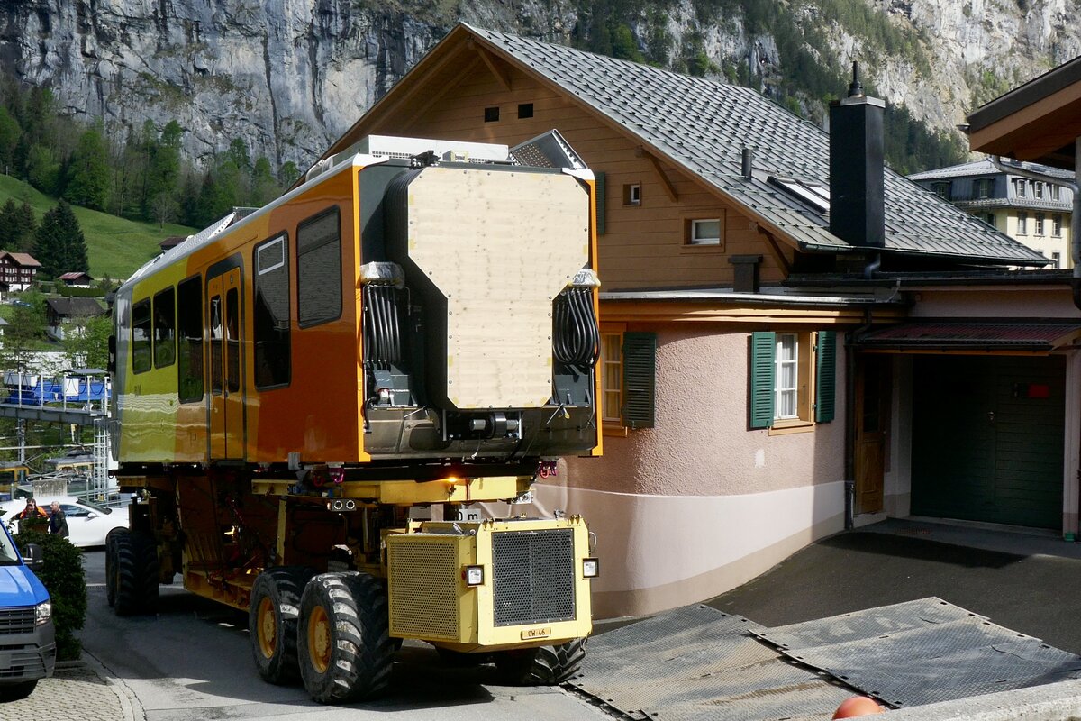 Der zweite Zugteil des Be 4/6 101 am 13.5.24 nach dem abbiegen von der Hauptstrasse auf die Strasse auf die Winteregg.