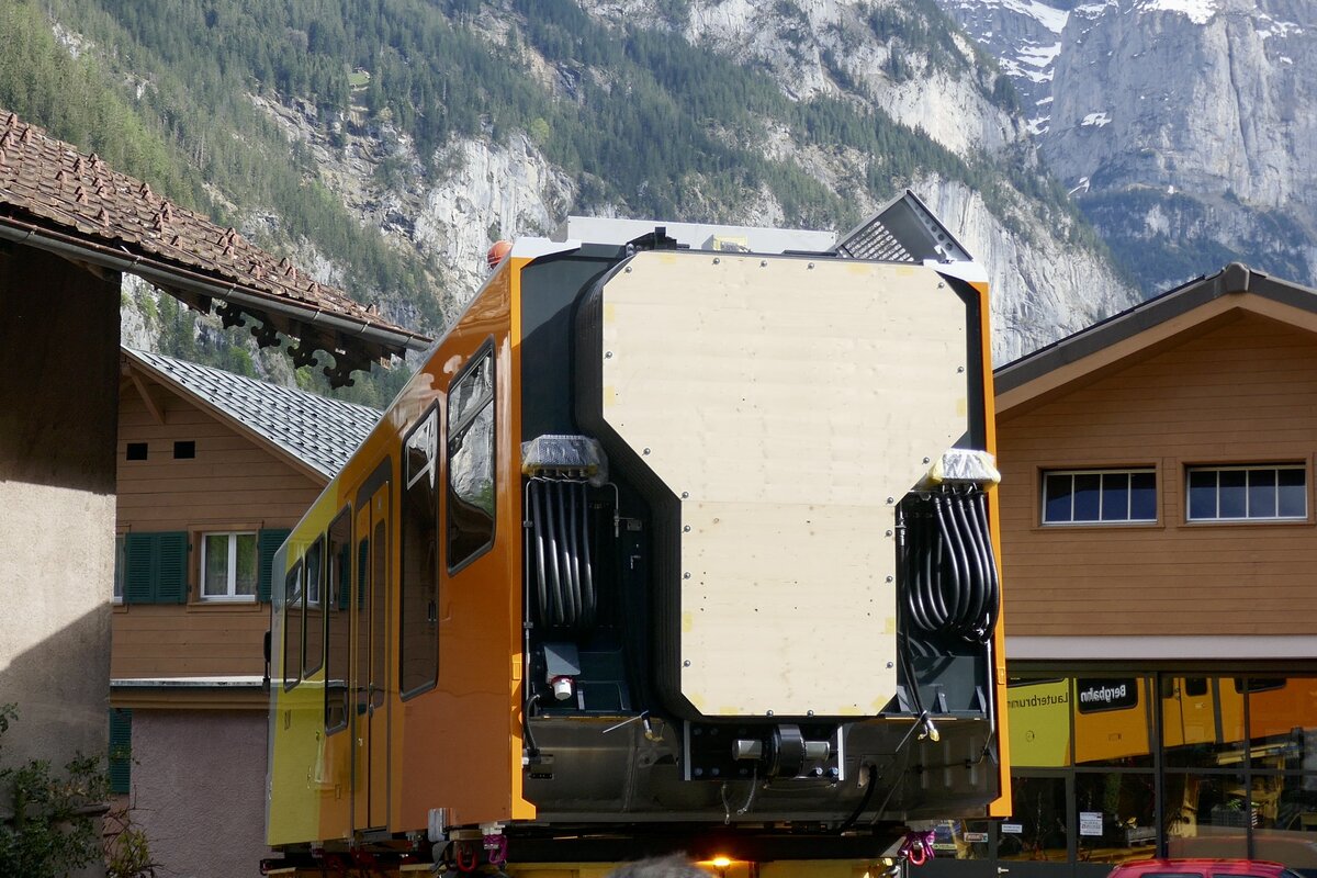 Der zweite Zugteil des Be 4/6 101 am 13.5.24 bei der engen Stelle in Lauterbrunnen.