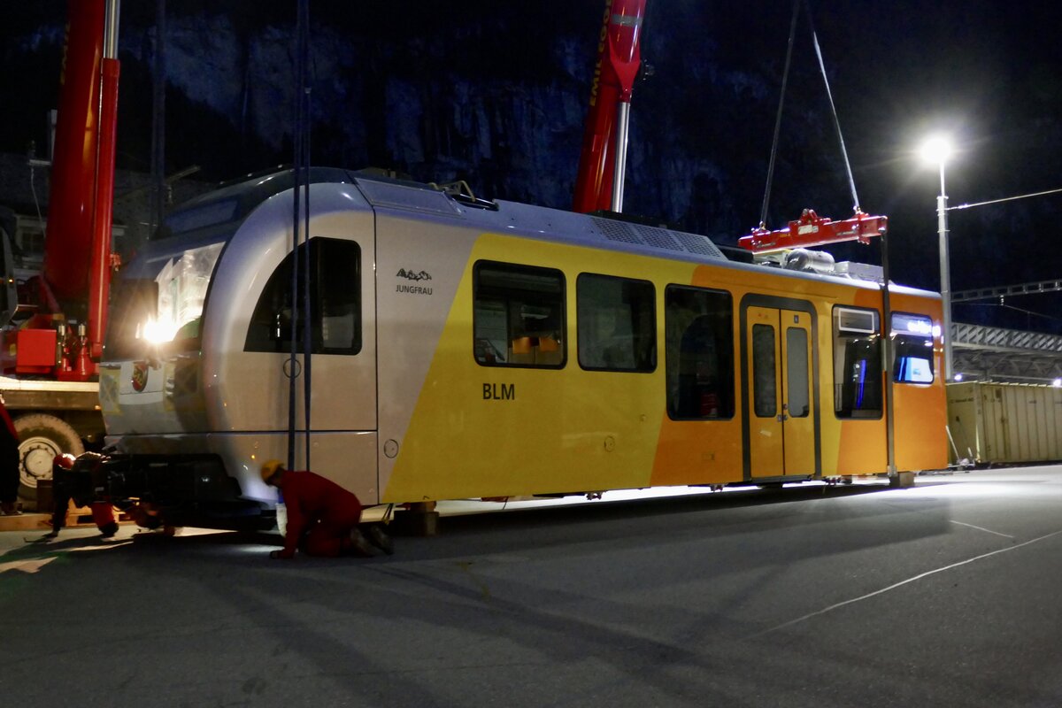 Der zweite Zugteil des dritten Zuges Be 4/6 103  Jungfrau  der zum heben vorbereitet wurde am 21.10.24 in Lauterbrunnen.