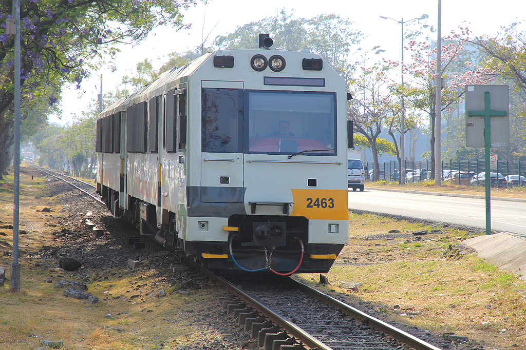 Der zweiteilige Diesel-Triebzug Nr. 2463 und 2413 erreichen gerade die Station Contraloría in San José. Diese so genannten Apolo Züge stammen aus Spanien. Insgesamt sind 14 solche Einheiten unterwegs. Aufnahme vom 09. April 2014, 15:56
