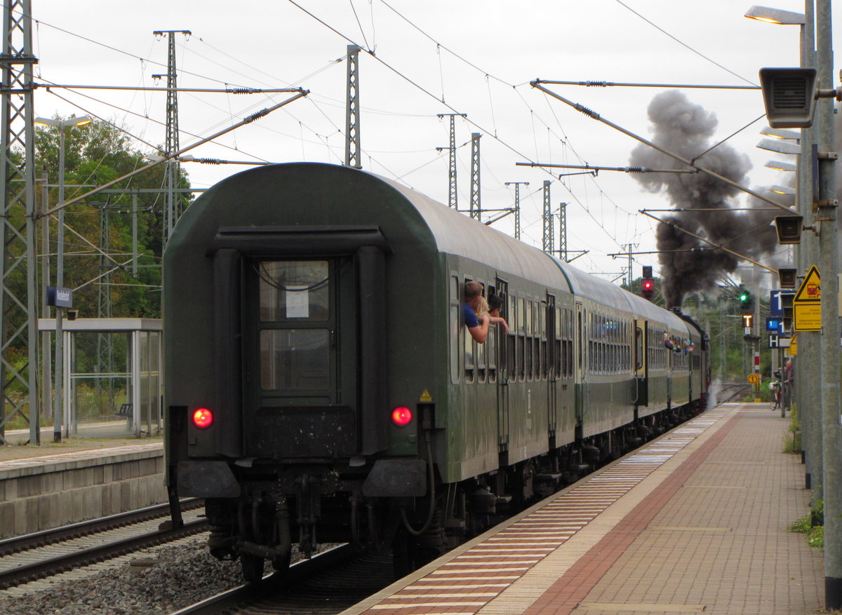 Der  Zwergen-Express  von Eisenach nach Gera Hbf, am 30.09.2016 beim Halt in Neudietendorf.