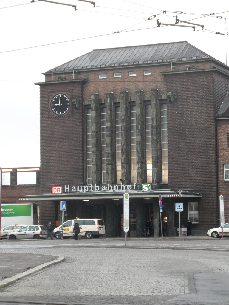 Der Zwickauer Hauptbahnhof mit neuem DB-Logo und absofort auch mit S-Bahn-Logo.