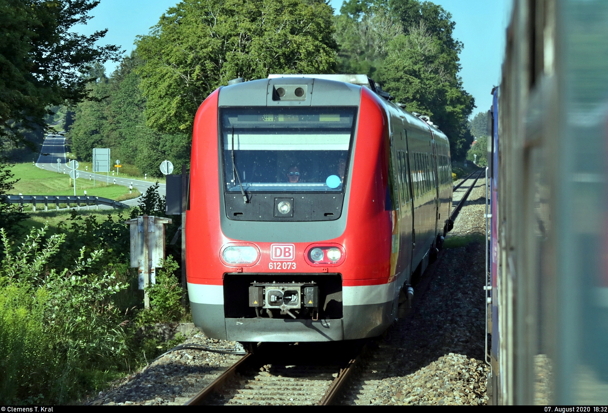 Der zwischen Hergatz und Wohmbrechts stehende 612 073-6 (Bombardier RegioSwinger) wurde aus dem verspäteten ALX84115 (alex süd) Hergatz–München Hbf Gl.27-36 aufgenommen.

🧰 DB Regio Bayern
🚝 RE 3292 Augsburg Hbf–Lindau Hbf [+15]
🚩 Bahnstrecke München–Lindau (Allgäubahn (Bayern) | KBS 970)
🕓 7.8.2020 | 18:32 Uhr
