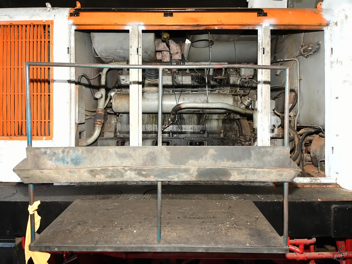 Der Zwölfzylindermotor Typ 12 KVD 18/21 der Rangierlokomotive 106 100-1. (Eisenbahnmuseum Arnstadt, August 2018)