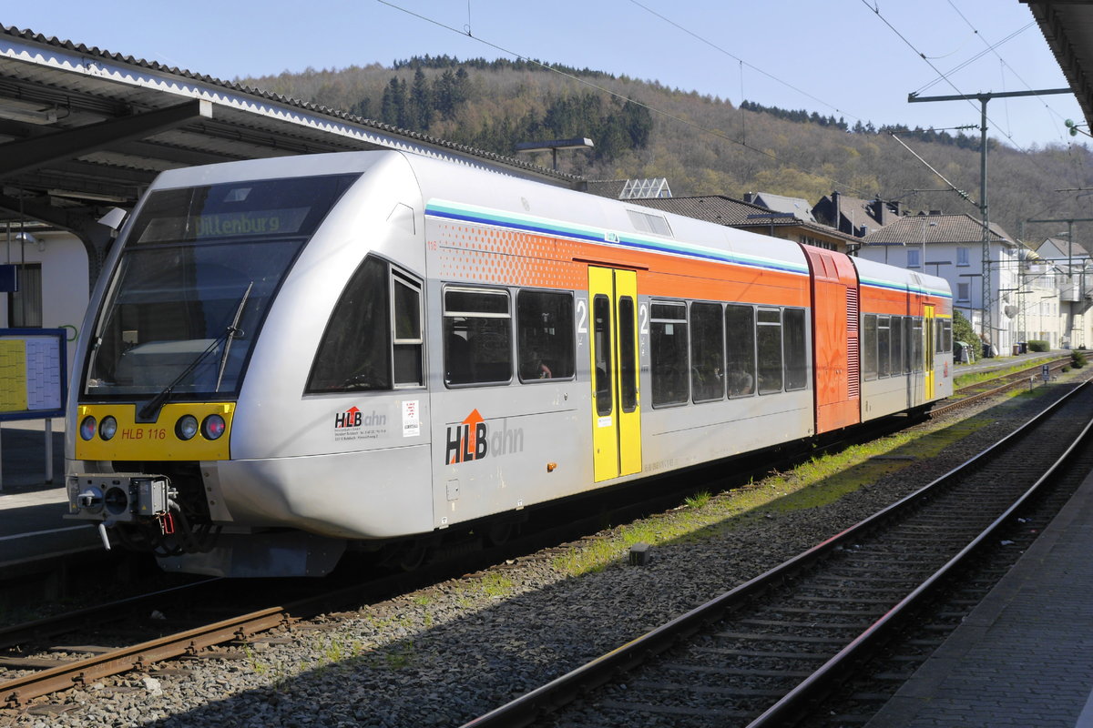 Derselbe Wagen, dieselbe Strecke: HLB 116 (ex Hellertalbahn), abfahrbereit Richtung Hellertal in Betzdorf, 11.4.16.
