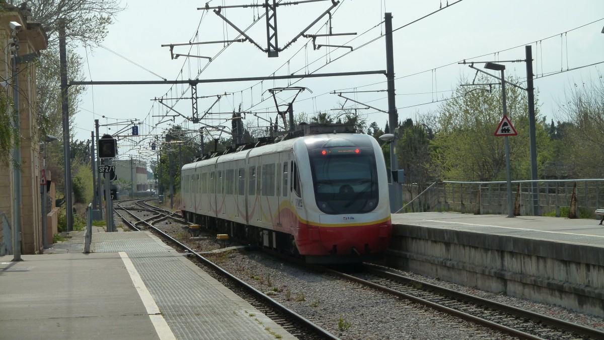 derselbe Zug bei der Abfahrt in Binissalem nach Palma.