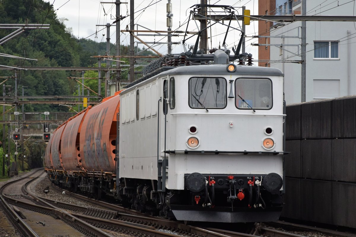 Derselbe Zug, welchen Walter Ruetsch bei Bahnbilder.de schon dokumentiert hat, ein wenig später auf seiner Reise: 142 042-1 der EDG kurz vor der Einfahrt in Olten am 10.08.2019.