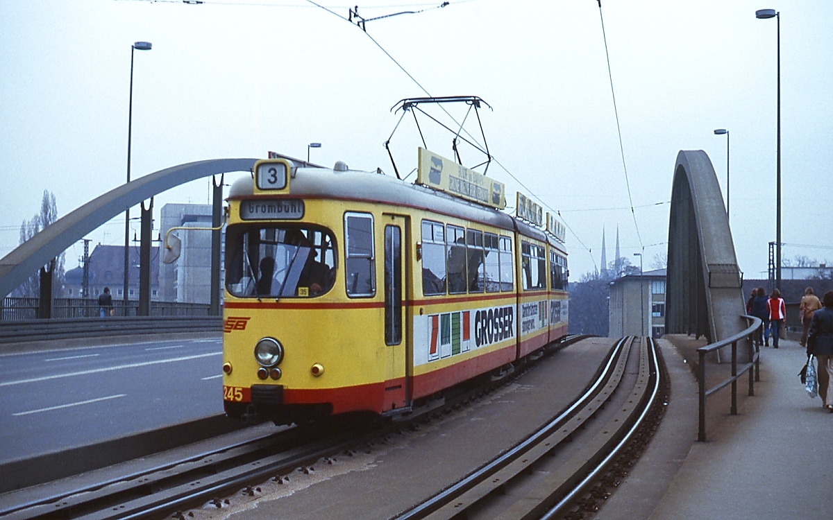 Dert bereits als Achtachser gelieferte GTW-D8 245 fährt im Frühjahr 1979 über die Grombühlbrücke in den gleichnamigen Stadtteil
