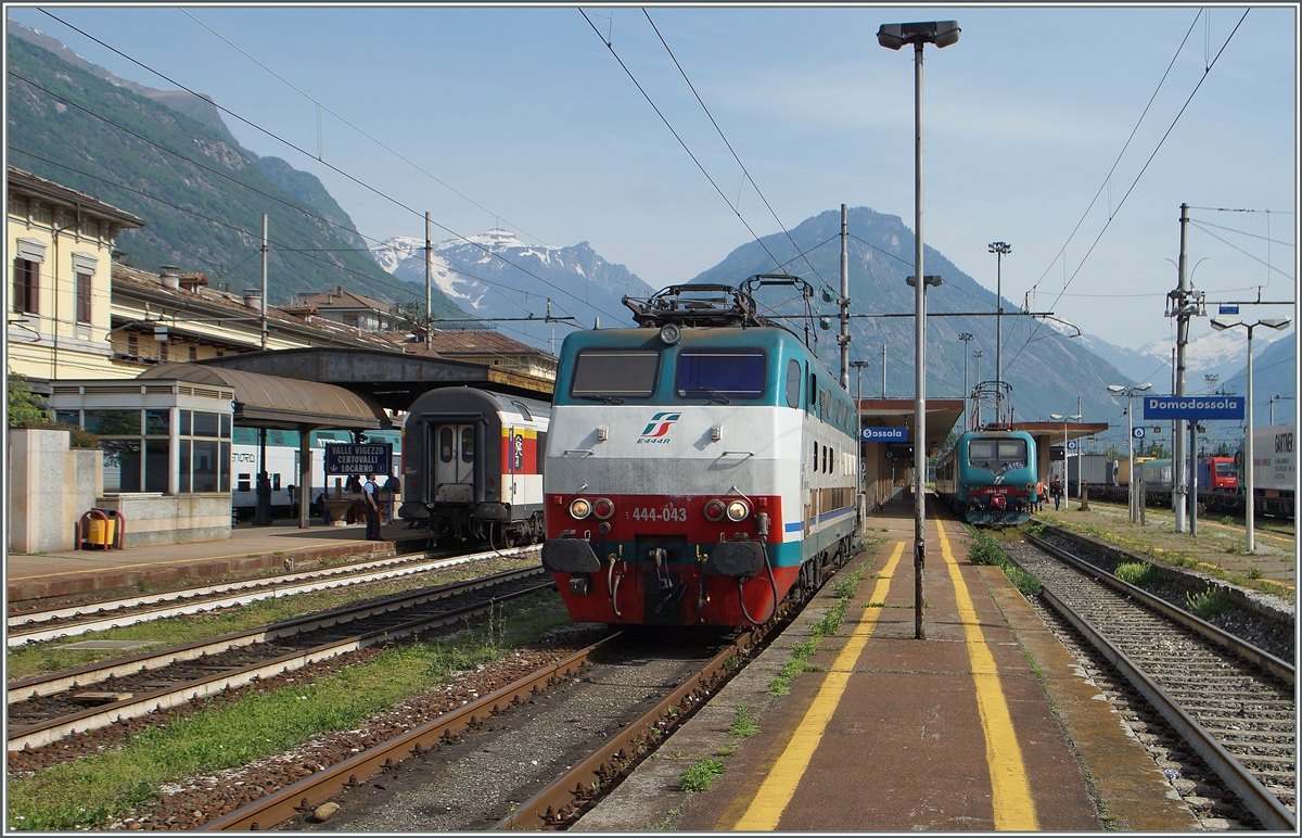 Derweil wartet die FS 444 043 um den EXPO MILANP 2015 Zug zu übernehmen. 
Domodossola, den 13. Mai 2015 