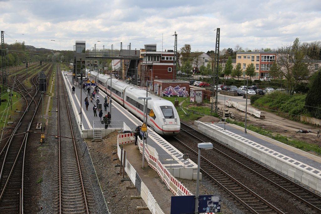 Derzeit befindet sich der Bahnhof Hasbergen an der Rollbahn im Totalumbau. Die neue Fußgängerbrücke wartet noch auf ihre Freigabe. Der Aufzug ist noch nicht vorhanden.
Ein ICE 4 passiert hier am 94.2024 u 14.31 Uhr den Bahnhof in Richtung Osnabrück.