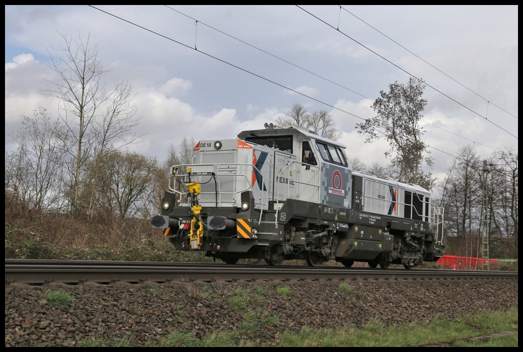Derzeit bewältigt der Landkreis Osnabrück den Schrottzug Verkehr zwischen dem Hafen in Osnabrück und dem Stahlwerk in Georgsmarienhütte. Dazu setzt sie momentan die Nexrail DE 18 ein. Am 29.3.2023 kam diese als Lz von Osnabrück und erreicht hier um 16.18 Uhr die Ortsgrenze von Hasbergen.