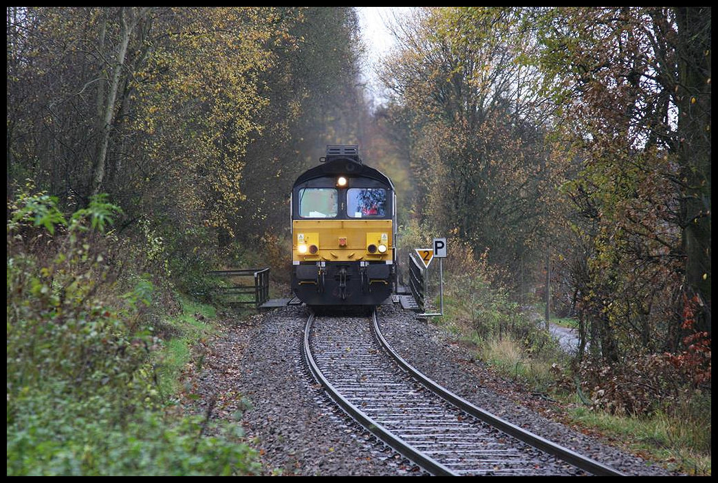 Derzeit ist diese Class 66 die Standard Lok für den Schrottzug zwischen Osnabrück und der Georgs Marien Hütte. Am 24.11.2017 hatte sie offenbar wegen der rutschigen Gleise und des typischen November Wetters nur einen halben Zug am Haken, mit dem ich sie hier in der Steigung am Augustaschacht im Bild fest hielt.