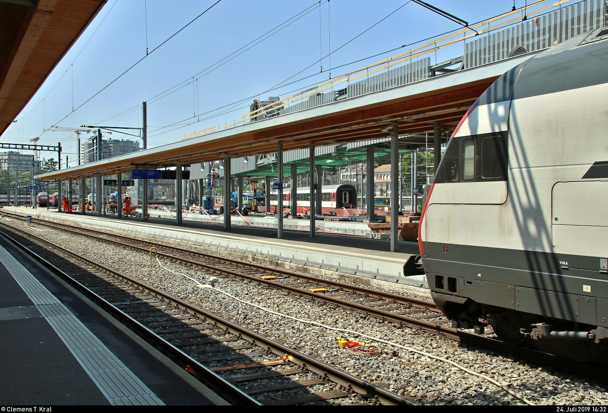 Derzeit gibt es im Bahnhof Bern aufgrund von Bauarbeiten ein paar Fahrplanänderungen zu beachten. Für einige Jahre werden verschiedene Projekte realisiert, um den Bahnknoten auszubauen, da die vorhandenen Anlagen an ihre Kapazitätsgrenzen kommen.
Aufgrund von unumgänglichen Gleissperrungen verlängern die SBB den Bahnsteig 9/10, dessen Dach zur besseren Verteilung der Reisenden begehbar werden soll. Bis zur Fertigstellung aller Teilprojekte im Jahr 2025 bleibt dieses verlängerte Stück bestehen.
[24.7.2019 | 14:32 Uhr]