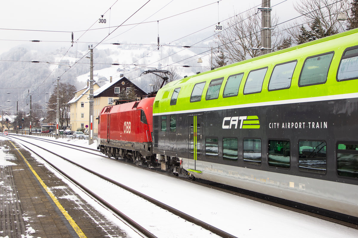 Derzeit sind diese Kombinationen in Vorarlberg zu sehen 1116 049-8 mit einem zusätzlichen CAT Wagen in Dornbirn. 11.2.21