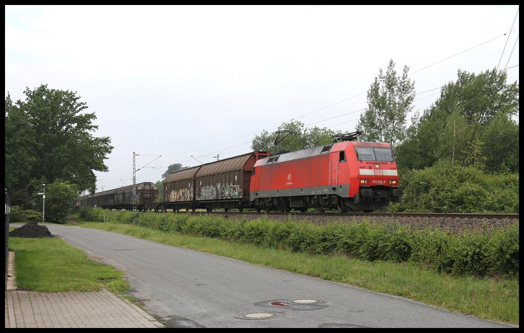 Derzeit sind sehr viele DB Elektroloks der Reihe 152 auf der Rollbahn zu sehen. Am 20.6.2019 kam 152010-5 um 9.10 Uhr mit einem Güterzug in Richtung Osnabrück durch Hasbergen.
