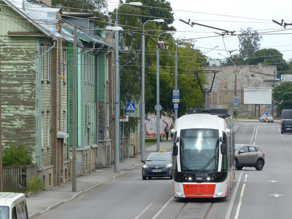 Derzeit sind in Tallinn nur die Straßenbahnlinien 3 und 4 unterwegs, die 1 und 2 sind wegen umfangreicher Streckenbauarbeiten vollständig eingestellt. Die zwei Straßenbahntypen CAF Urbos AXL (im Bild zu sehen) und Tatra KT4D teilen sich den Betrieb in dichtem Takt. 4.8.2016, Tallinn Tondi