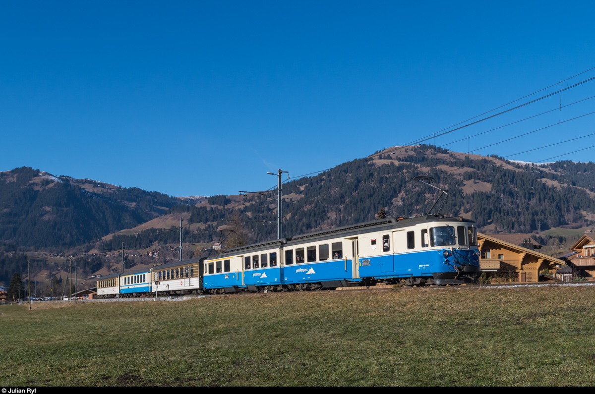 Derzeit wird pro Richtung nur noch ein Regionalzug mit einem ABDe 8/8 bespannt (12.44 ab Montreux und 15.05 ab Zweisimmen). ABDe 8/8 4004 am 30. Dezember 2015 bei der Einfahrt in den Bahnhof Gstaad.