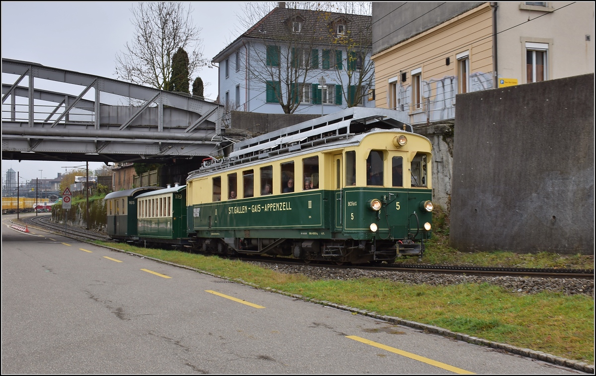 Des Föfis Abschied von der Zahnstange. BCFeh 4/4 am Anfang des Zahnstangenabschnitts Ruckhalde. November 2016.