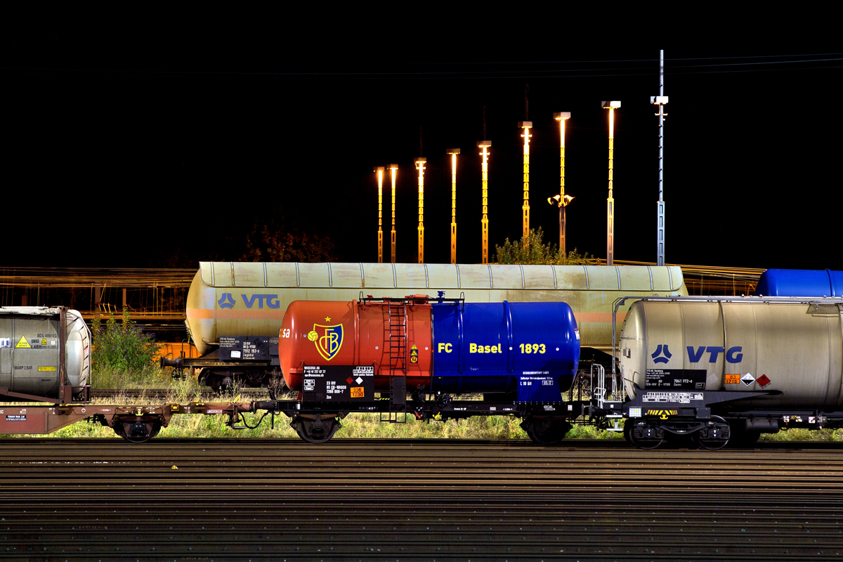 Des nachts steht beladen mit Methanol in Muttenz der Kesselwagen des Einstellers Wascosa AG CH mit der Mummerierung 23 RIV 85 CH-WASCO 7366 008-7 Typ Zcs mit der Werbung für den FC Basel 1893.Bild vom 11.8.2016