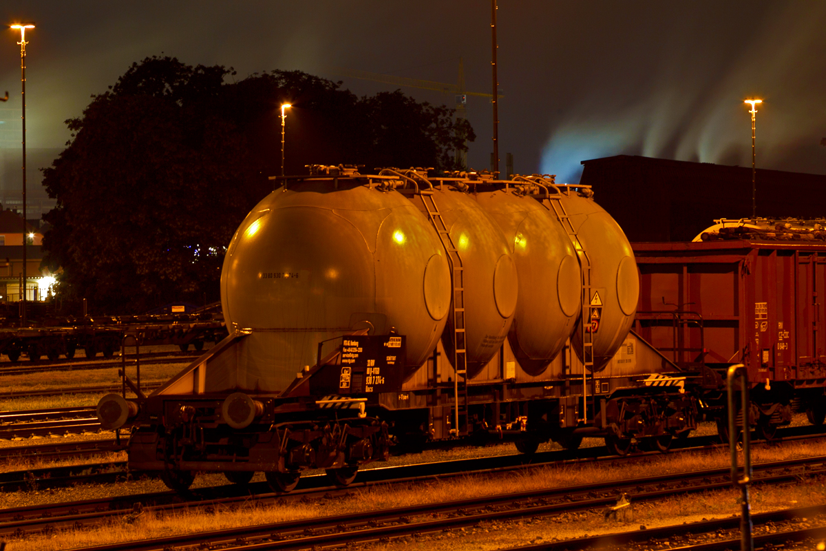 Des Nachts steht im Güterbahnhof Singen(Htw) ein Schüttgutwagen Typ Uacs der VTG AG ,Hamburg abgestellt.Bild vom 25.5.2015
