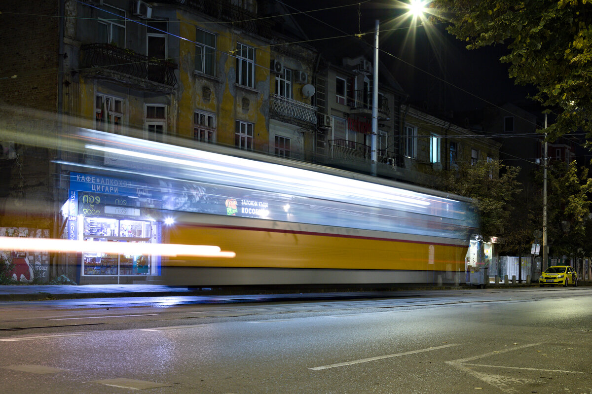 Des nachts werden auch die Tatras schnell. Haltestelle Pirotska in Sofia am 04.10.2022. 