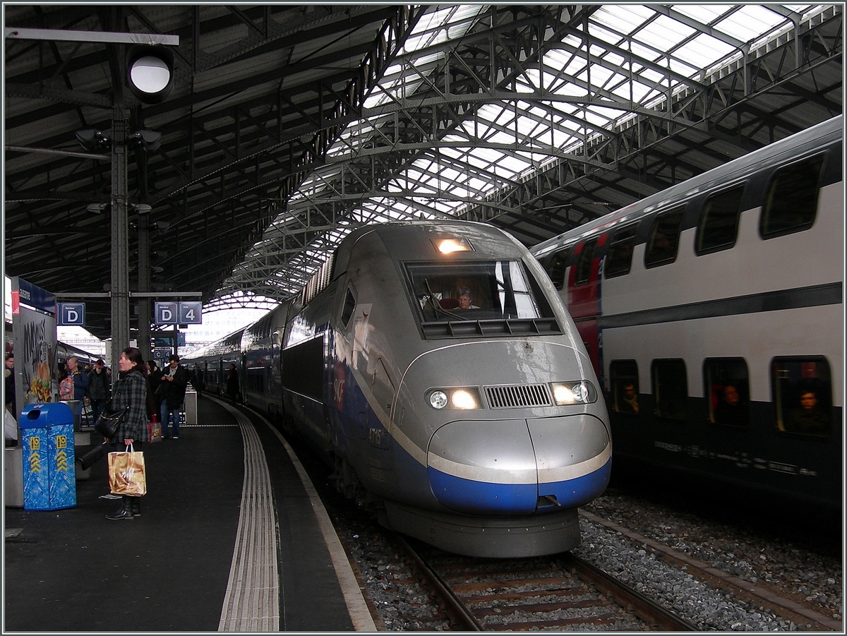 Des Rätsels Lösung zu den TGV Duplex Testfahrten in Lausanne: Seit Fahrplanwechsel verkehrt das Lyria Zugspaar 9773/9778 von Paris via Genève nach Lausanne, Hier wartet der TGV Lyria 9778 auf die baldige Abfahrt.
23. Feb. 2015