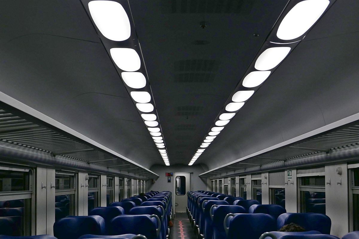 Design ist Geschmacksache - Die runde/ovale Innenbeleuchtung in einem Personenwagen der FS gefällt mir besser, als die eckige Innenbeleuchtung bzw. die  Lichtbänder  in den Wagen der DB. Aus diesem Grund wurde am 19.10.2021 in einem Regionalzug von Torino Porta Nuova nach Ventimiglia auf den Auslöser gedrückt.