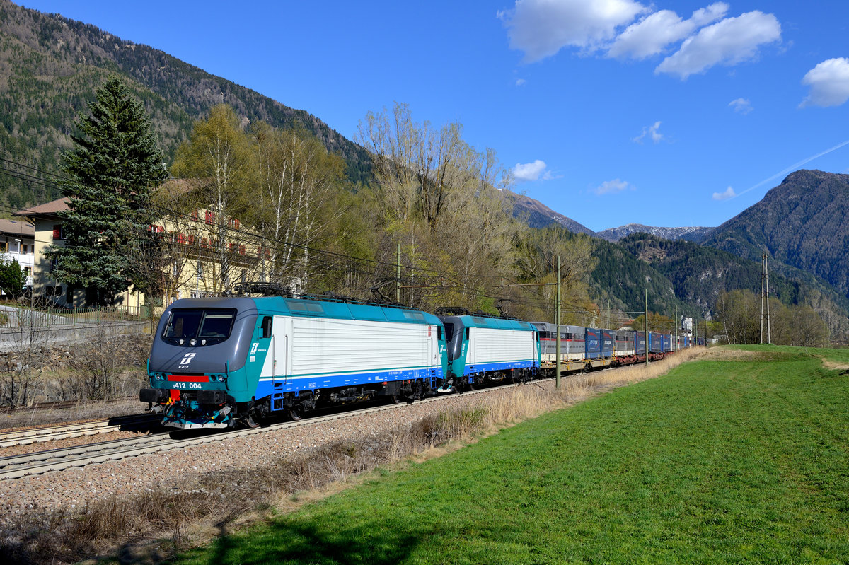 Designtechnisch nach wie vor einer meiner Lieblingsbaureihen: Die E.412 der FS, beziehungsweise von Mercitalia Rail, wie die Güterzugsparte neuerdings heißt. Am 08. April 2017 konnte ich ein Tandem - bestehend aus E.412.004 und 015 bei Freienfeld vor einem Terratrans / Paneuropa KLV aufnehmen. Bei dem Zug dürfte es sich um die dann später in Deutschland unter der Zugnummer KT 62817 verkehrende Leistung von Verona Q. E. nach Bremen Grolland gehandelt haben.